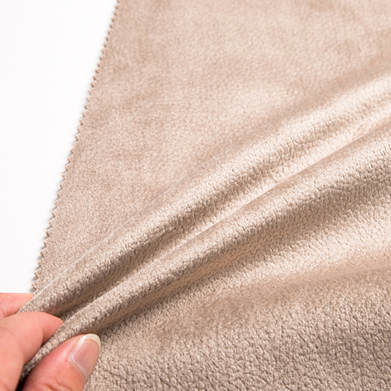 Os tecidos de malha são usados ​​em uma variedade de roupas e produtos têxteis, como artigos de decoração.